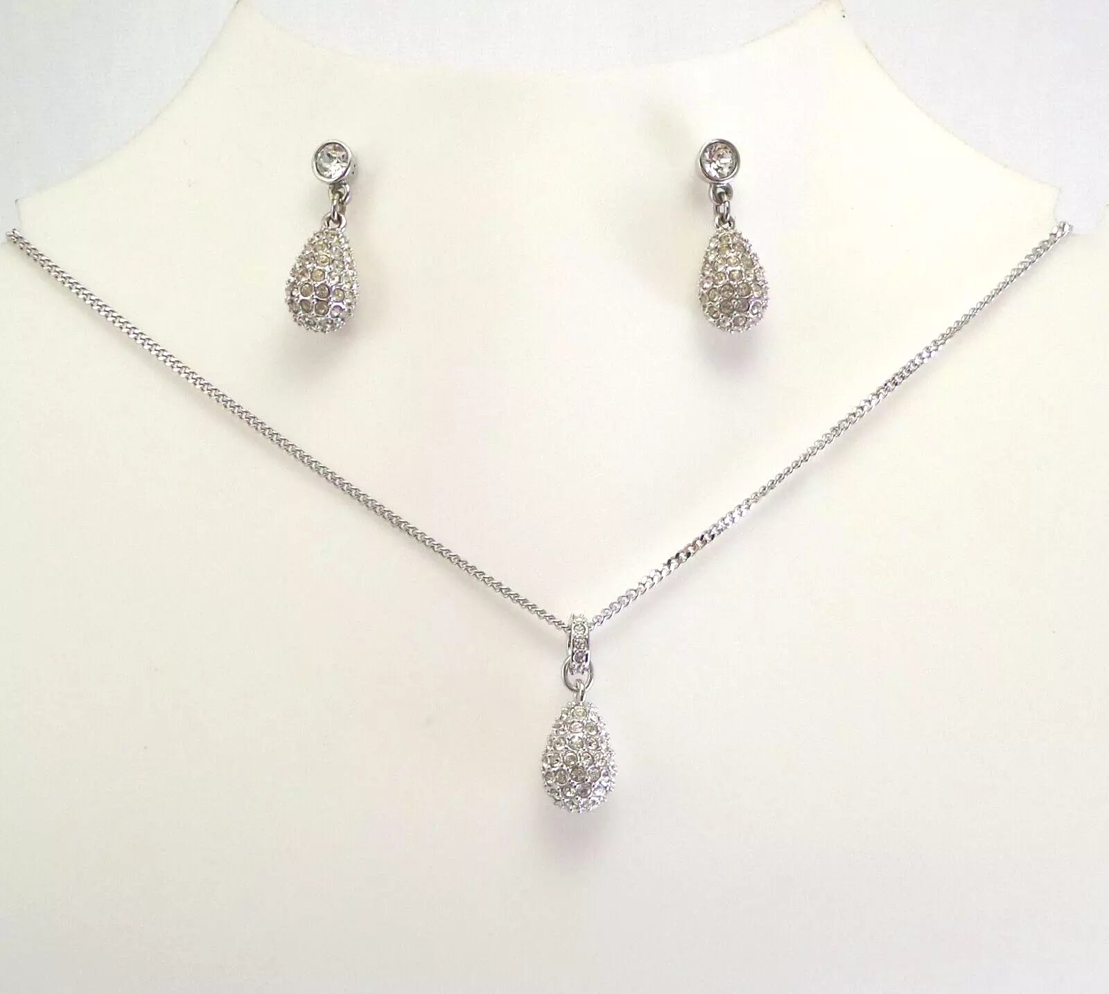 Pear Diamonds Pendant Set