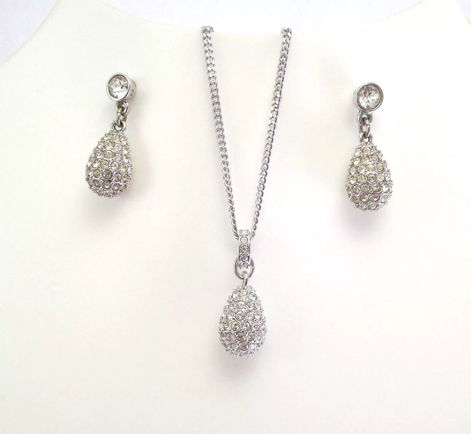 Pear Diamonds Pendant Set